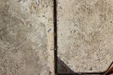 Zementstruktur mit vertikaler Metalleiste und Rahmenecke