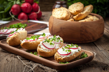 Toasts with radish, chives and cottage cheese.