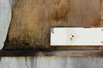 Verschiedenartige Holzstrukturen mit Blechelement