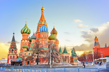 Fototapeta premium St. Basil's cathedral and the Kremlin on the Red Square in Moscow at sunset