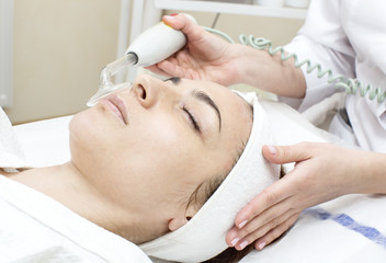 Obraz na płótnie Canvas process of female massage cosmetic mask in a beauty salon