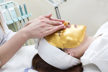 Obraz na płótnie Canvas process of female massage cosmetic mask in a beauty salon