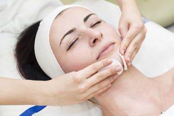 Obraz na płótnie Canvas process of female massage cosmetic mask in a beauty salon