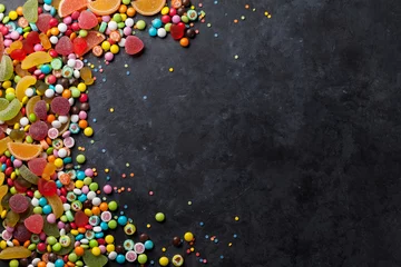 Crédence de cuisine en verre imprimé Bonbons Bonbons colorés, gelée et marmelade sur pierre