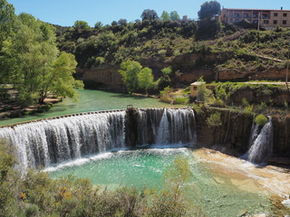 Paisaje de la cascada bañable verde, vista desde arriba con fondo de árboles verdes en la...