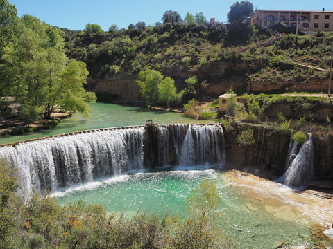 Paisaje de la cascada ba&ntilde;able verde, vista desde arriba con fondo de &aacute;rboles verdes en la naturaleza del pueblo de Bierge Huesca .