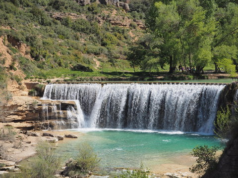 Paisaje de la cascada ba&ntilde;able verde, vista desde arriba con fondo de &aacute;rboles verdes en la naturaleza del pueblo de Bierge Huesca 