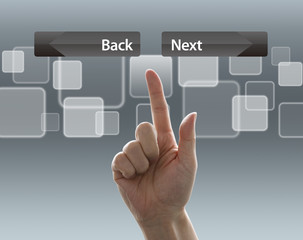 ボタンを押す男性の手（戻る、次）