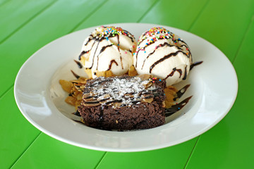 chocolate brownie with vanilla ice cream