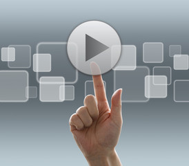 再生ボタンを押す男性の手