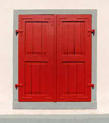 Roter geschlossener Fensterladen 