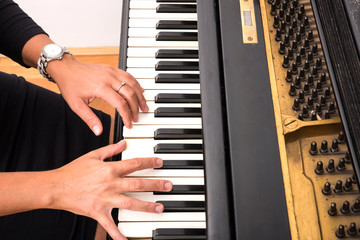 Fototapeta na wymiar Piano players hand