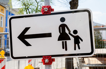 Fußgänger bitte andere Straßenseite benutzen
