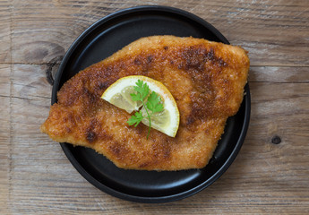 Schnitzel mit Zitrone auf einem Teller