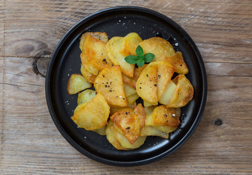 Bratkartoffeln mit Pfeffer und Salz auf einem Teller