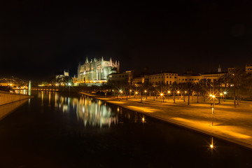 Fototapeta na wymiar Palma de Mallorca cathedral at night