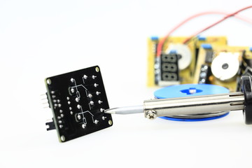 Lötpunkte auf Platine verloten