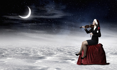 Obraz premium Santa woman play violin