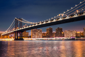Naklejka premium Piękny Manhattan Bridge z Brooklynu do Nowego Jorku oświetlony nocą