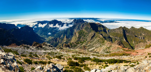 Fototapeta na wymiar panoramic aerial view from Pico Ruivo