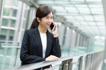 Business woman talk to mobile phone