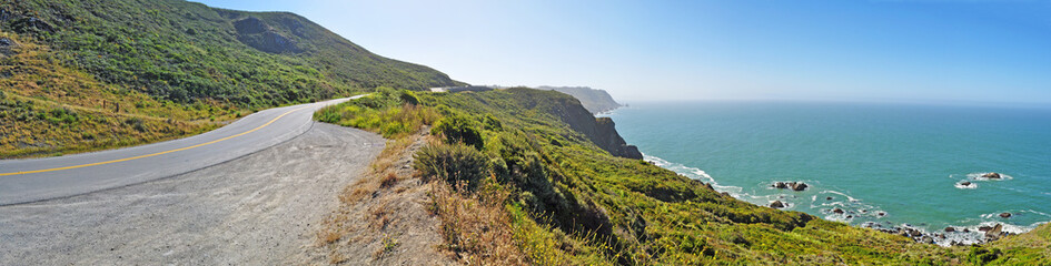 Obraz premium Kalifornia, USA: panoramiczny widok drogi do lasu Muir w dniu 10 czerwca 2010 r. Las Muir Woods jest częścią Narodowego Obszaru Rekreacyjnego Golden Gate
