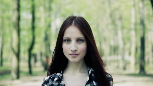 Девушка шлёт воздушный поцелуй.