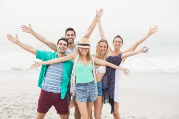 Fototapeta premium Group of happy friends standing on the beach