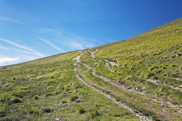 Fototapeta na wymiar mountain trail, which runs along the edge of a plateau.
