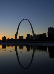 Obraz premium A view of The Gateway Arch and St. Louis, Missouri.