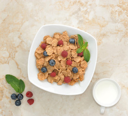 Lackeys oatmeal with berries and milk