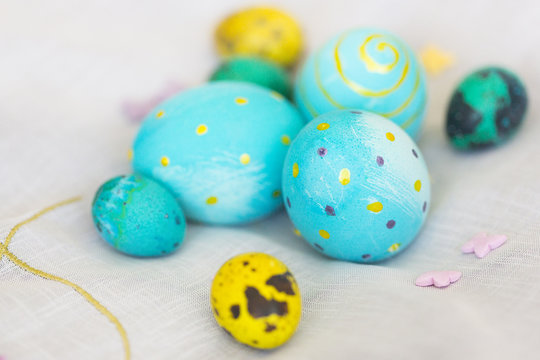 Раскрашенные пасхальные яйца: желтые, голубые, зеленые - куриные и перепелиные