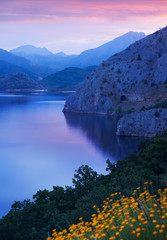 Panele Szklane Podświetlane  góry jezioro w letni poranek