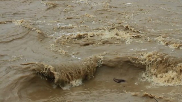 Rio embarrado - Torrente de agua embarrada. Rio en d&iacute;as de lluvia
