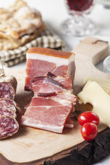 Südtiroler Speck auf Holz