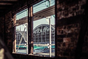 Lost Places - Blick durch ein Fenster