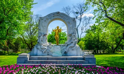 Zelfklevend Fotobehang Het standbeeld van Johann Strauss in stadtpark in Wenen, Oostenrijk © dudlajzov