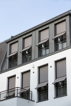Fenster mit grauem Sonnenschutz