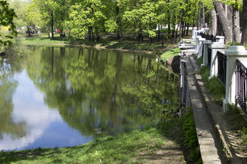 Fototapeta na wymiar Lefortovo Park. Moscow. Beautiful quiet pond in a city park