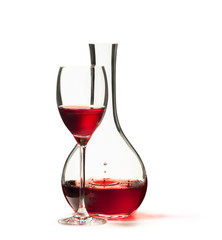 Bicchiere di vino rosso con decanter, isolato su sfondo bianco.