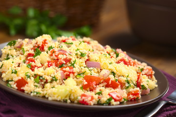 Taboule, ein arabischer vegetarischer Salat aus Couscous, Tomate, Gurke, Zwiebel, Knoblauch,...
