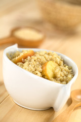 Brei gekocht aus Quinoa mit Apfel und Zimt, das in Peru traditionell zum Frühstück gegessen wird (Selektiver Fokus, Fokus ein Drittel in den Brei)