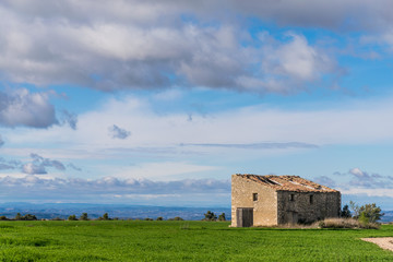 Masía en el campo