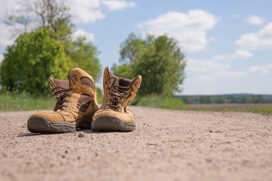 Wanderschuhe auf dem Weg