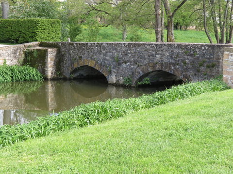 Bourgogne Sa&ocirc;ne-et-Loire - Cormatin - Petit ancien sur le bief du Moulin