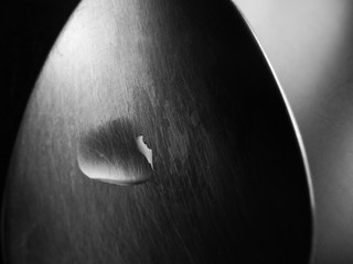 Detail eines Löffels in schwarz-weiß
