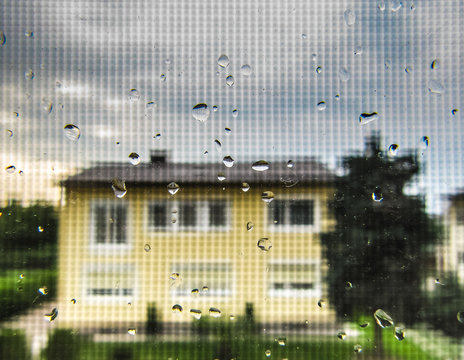 Nachbarschaft im Regen