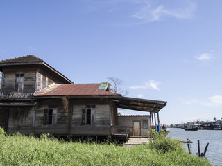 Fototapeta na wymiar Wood home style Thai at near river
