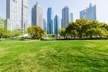 Obraz premium greenbelt park in Lujiazui financial center，Shanghai，china