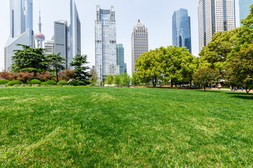 Fototapeta premium park greenbelt w centrum finansowym Lujiazui ， Szanghaju ， Chinach